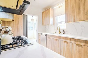 Kühlschrank, Mikrowelle, Herdplatte, Geschirrspüler