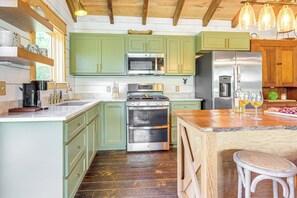 Een koelkast, een microgolfoven, een kookplaat