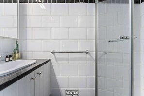 Shower, hair dryer, towels