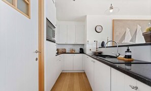 Kylskåp, mikrovågsugn, ugn och spishäll