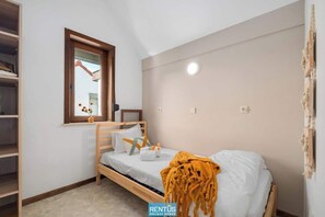 2 bedrooms, desk, WiFi, bed sheets