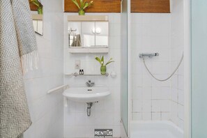Dusche, kostenlose Toilettenartikel, Haartrockner, Handtücher