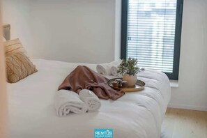 3 bedrooms, desk, WiFi, bed sheets