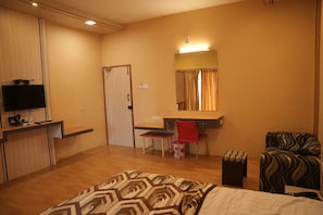 Deluxe Room | Down duvets, pillow-top beds, free WiFi, bed sheets