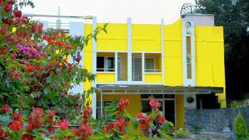 Façana frontal de l'allotjament