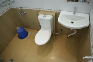 Deluxe Room | Bathroom | Shower, free toiletries, towels, soap