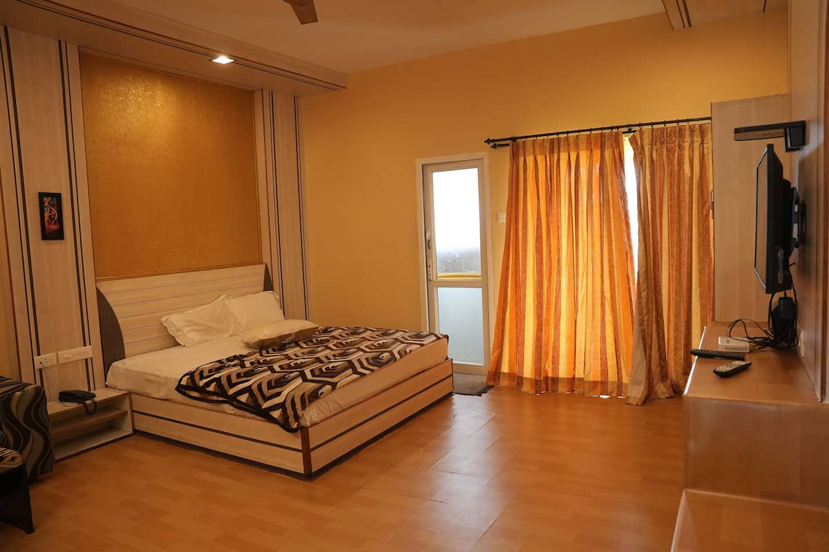 Deluxe Room | Down comforters, pillowtop beds, WiFi (free), bed sheets