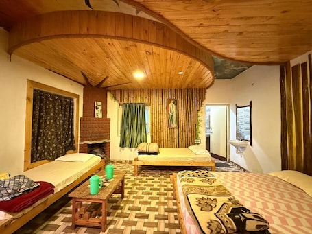 7 bedrooms. Misty 7-Bedroom Hill Retreat in Kodaikanal–Perfect for groups & Artists