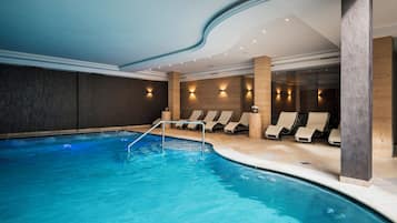 Piscine couverte, chaises longues