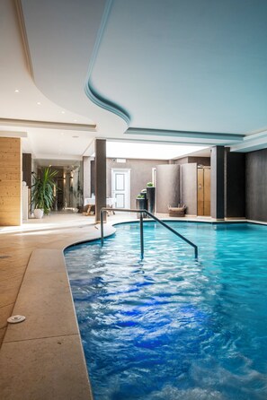 Piscine couverte, chaises longues