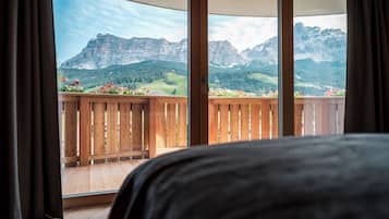 Deluxe-Doppelzimmer, Bergblick | Minibar, Zimmersafe, schallisolierte Zimmer, kostenloses WLAN