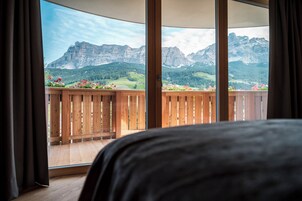 Deluxe Double Room, Mountain View | Minibar, in-room safe, soundproofing, free WiFi