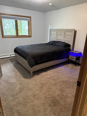 2 makuuhuonetta, silitysrauta/-lauta, Wi-Fi, vuodevaatteet