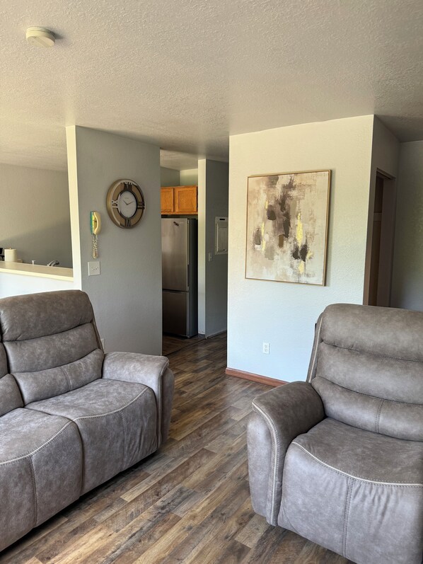Living area - Charming 2-bedroom apartment in Anchorage (Anchorage)