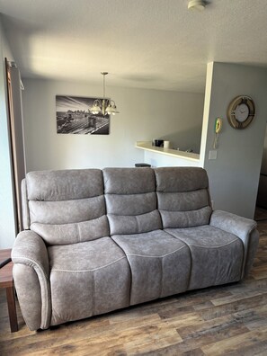 Living area - Charming 2-bedroom apartment in Anchorage (Anchorage)