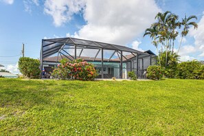 Un bâtiment moderne doté d’une façade en verre et d’une structure en ossature métallique.