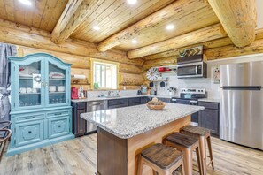 Fridge, microwave, stovetop, dishwasher - Explore Uintah Basin: 'Rustic Cliff Ranch A' Cabin (Fort Duchesne)