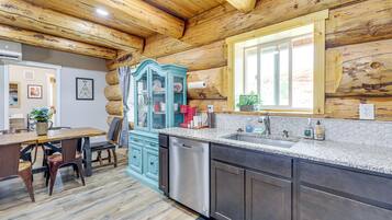 Réfrigérateur, four à micro-ondes, surface de cuisson, lave-vaisselle