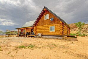 Exterior - Explore Uintah Basin: 'Rustic Cliff Ranch A' Cabin (Fort Duchesne)