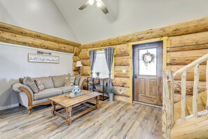 TV - Explore Uintah Basin: 'Rustic Cliff Ranch A' Cabin (Fort Duchesne)