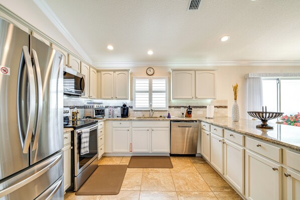 Fridge, microwave, stovetop, dishwasher