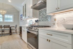 Fridge, microwave, stovetop, dishwasher