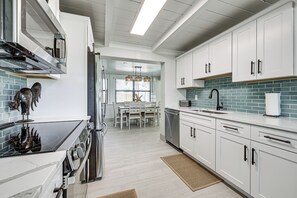 Réfrigérateur, micro-ondes, plaque de cuisson, lave-vaisselle