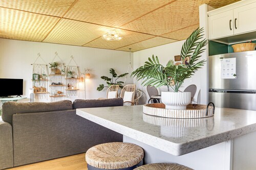 Pool Access! Tropical Getaway, Walk to Dtwn Hilo