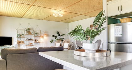 Pool Access! Tropical Getaway, Walk to Dtwn Hilo