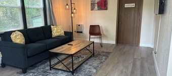Enchanted Finch Arboretum 1BR Duplex / AC / Driveway Parking