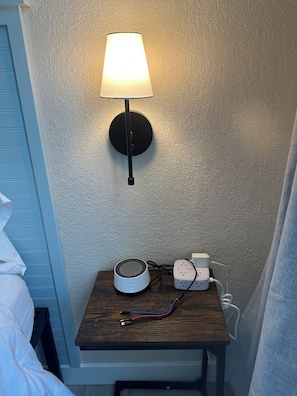 1 bedroom, desk, iron/ironing board, free WiFi - Enchanted Finch Arboretum 1BR Duplex / AC / Driveway Parking (Spokane)