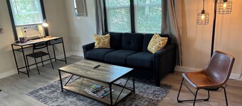 Enchanted Finch Arboretum 1BR Duplex / AC / Driveway Parking