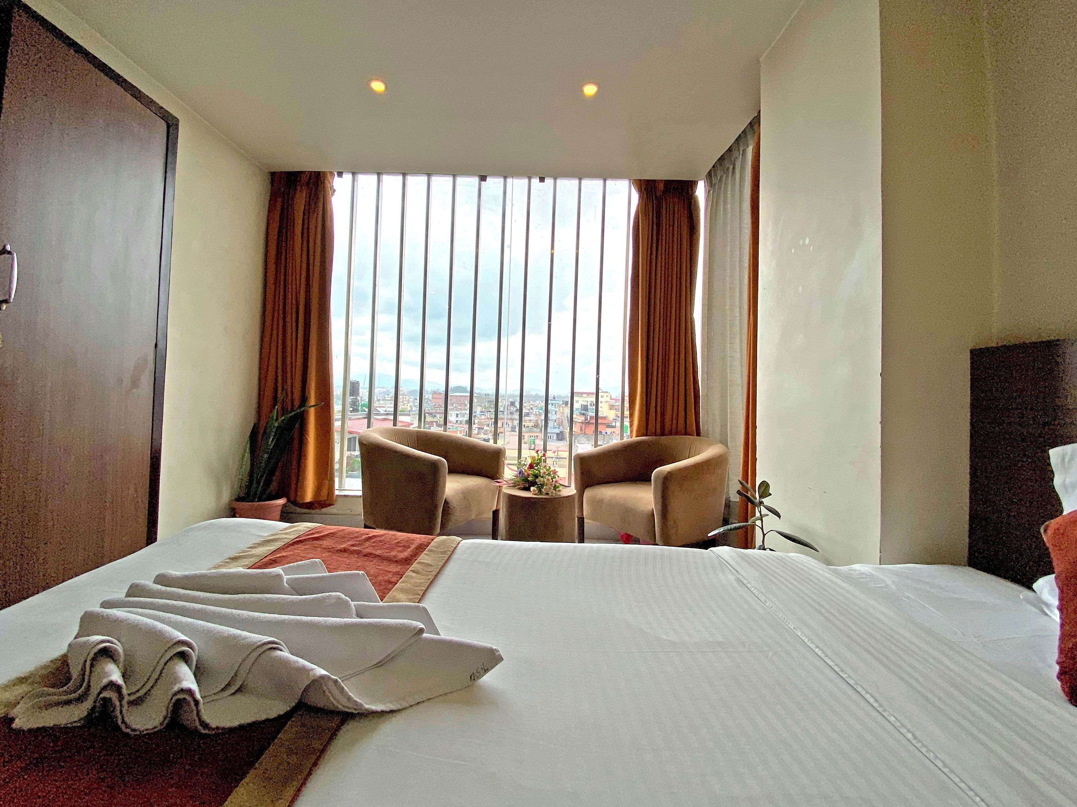 Deluxe Twin Room, Hill View | Hypo-allergenic bedding, individually decorated, desk, laptop workspace