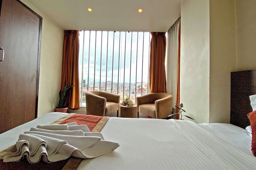 Hotel Tara Suites