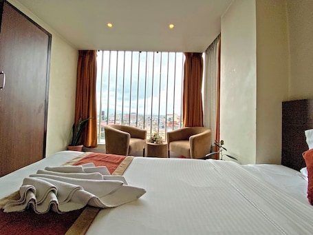 Quarto duplo luxo, vista para a colina | Roupas de cama antialérgicas, individualmente decorados, escrivaninha. Hotel Tara Suites