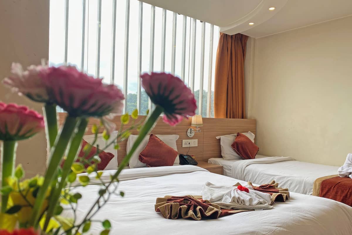 Deluxe-Doppel- oder -Zweibettzimmer, Bergblick | Allergikerbettwaren, individuell dekoriert, Schreibtisch