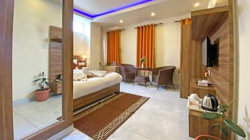 Habitación doble Deluxe, vista a la ciudad | Ropa de cama hipoalergénica, decoración personalizada y escritorio