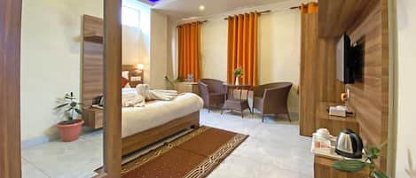 Quarto casal luxo, vista para a cidade | Roupas de cama antialérgicas, individualmente decorados, escrivaninha