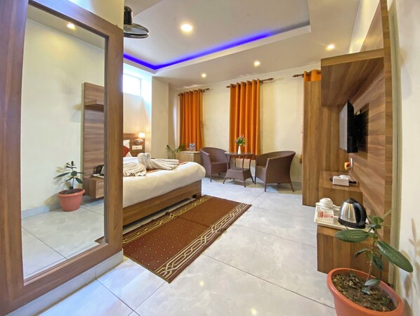 Deluxe Double Room, City View | Hypo-allergenic bedding, individually decorated, desk, laptop workspace