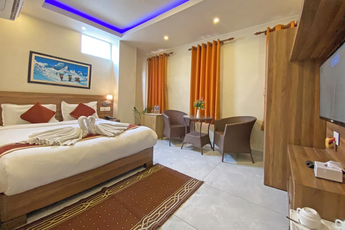 Deluxe-Doppelzimmer, Stadtblick | Allergikerbettwaren, individuell dekoriert, Schreibtisch