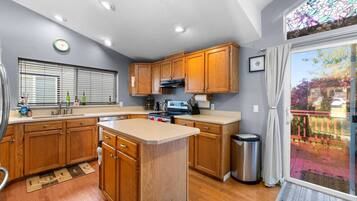 Refrigerador, microondas, horno y parrilla de estufa