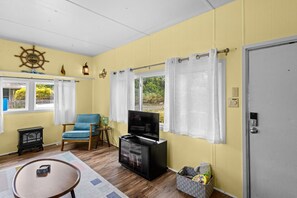 TV - Cute Pet Friendly Home With Firepit (Rockaway Beach)