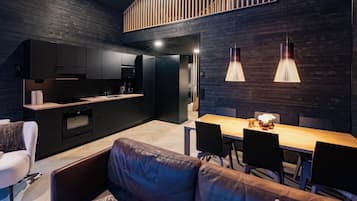 Full-sized fridge, microwave, oven, stovetop