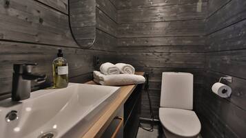 Dusj, designertoalettartikler, hårføner og bidé