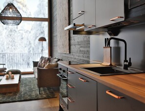 Kjøleskap, mikrobølgeovn, ovn og kokeplater