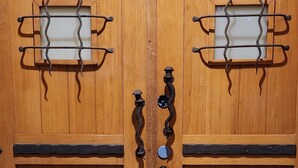 A wooden double door with a metal handle and a keyhole. - Welcoming villa with AC in charming Herut with calm atmosphere and lot of space (Herut)