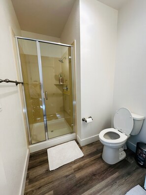 Haartrockner, Handtücher, Seife, Toilettenpapier