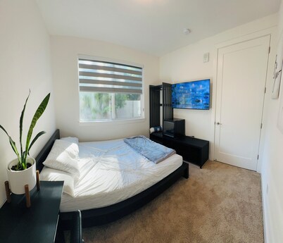 MASTER BEDROOM in New townhome in Central Fremont with AC.5 mins to Kaiser Tesla