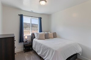 WiFi - 3BR Basecamp~Trails~Propane Grill & Pet Friendly (Cedar City)