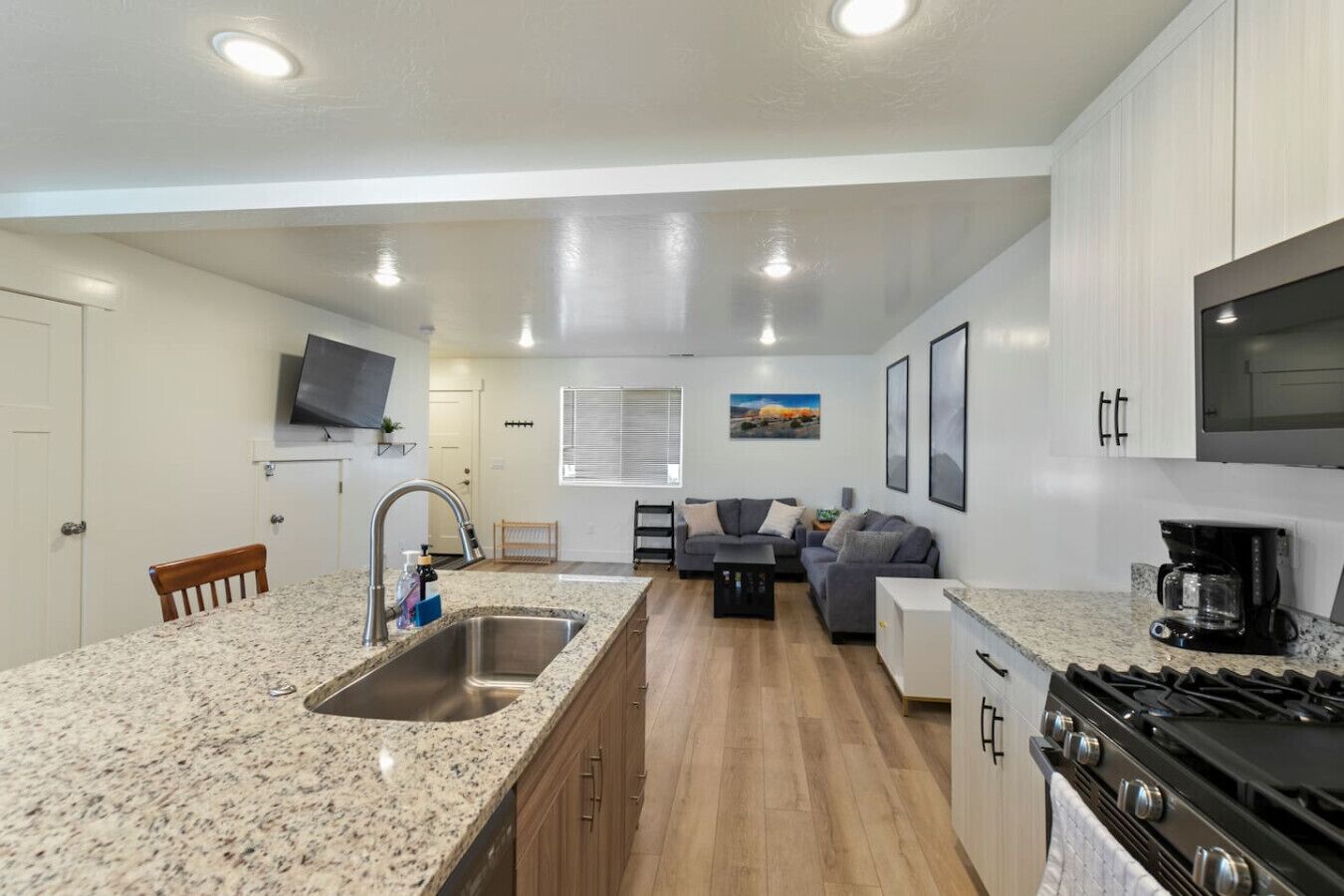 Réfrigérateur, batterie de cuisine, vaisselle et ustensiles